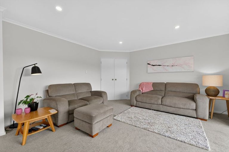 Photo of property in 40 Gillett Place, Botany Downs, Auckland, 2014