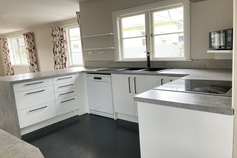 Photo of property in 146 Waikawa Road, Picton, 7220