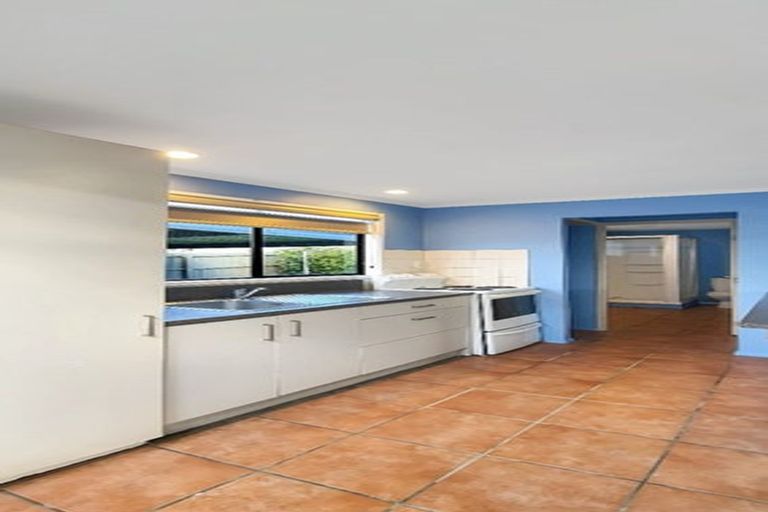 Photo of property in 28 Middlemore Crescent, Papatoetoe, Auckland, 2025