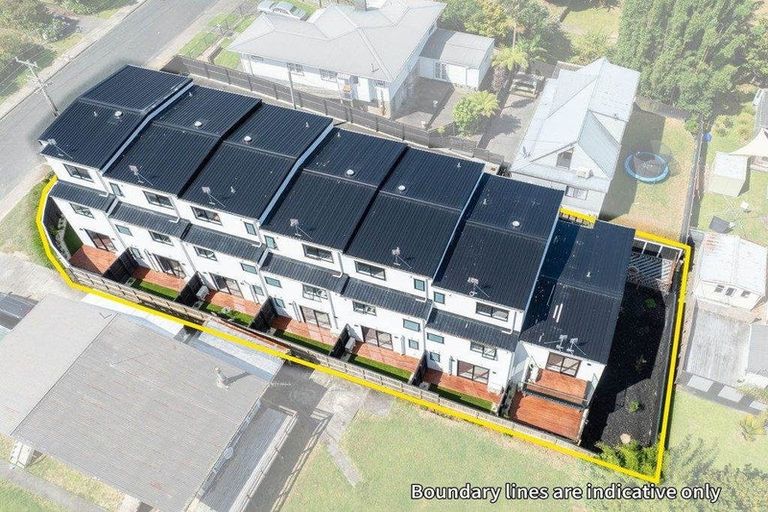 Photo of property in 2/18 Sylvan Crescent, Te Atatu South, Auckland, 0610