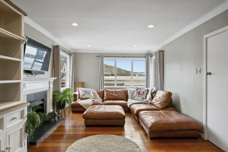 Photo of property in 28 Raroa Terrace, Tawa, Wellington, 5028