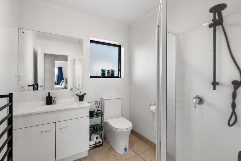 Photo of property in 14/12a Tironui Station Road East, Papakura, 2112