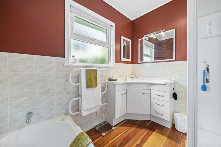 Photo of property in 72 Raroa Terrace, Tawa, Wellington, 5028