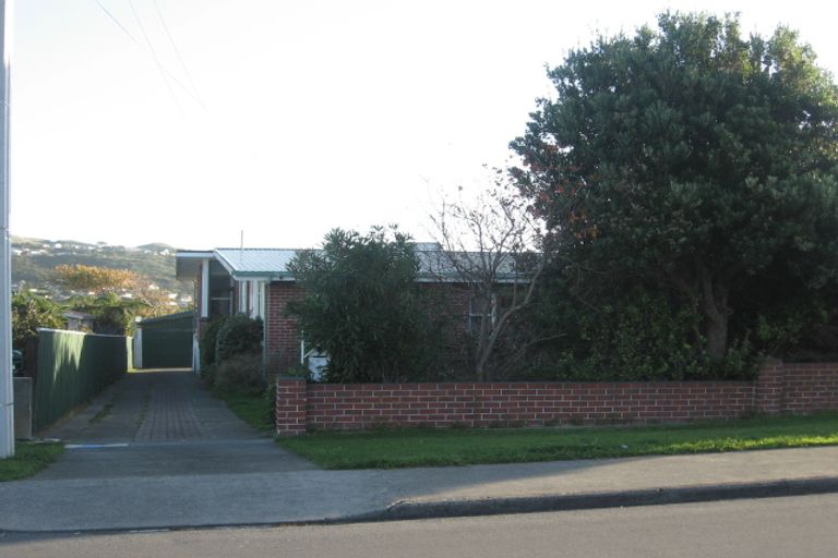 Photo of property in 6 Kapiti Crescent, Titahi Bay, Porirua, 5022