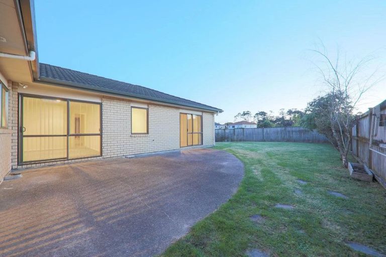 Photo of property in 9 Ballintra Close, Pinehill, Auckland, 0632