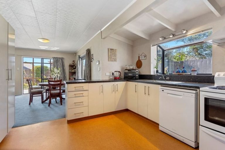 Photo of property in 5 Sheraton Place, Redwood, Christchurch, 8051