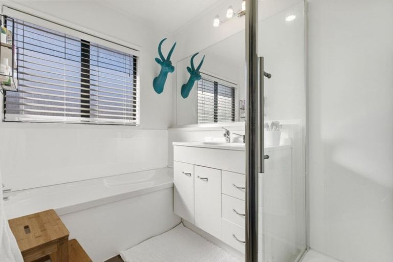 Photo of property in 54 Lagoon Way, West Harbour, Auckland, 0618