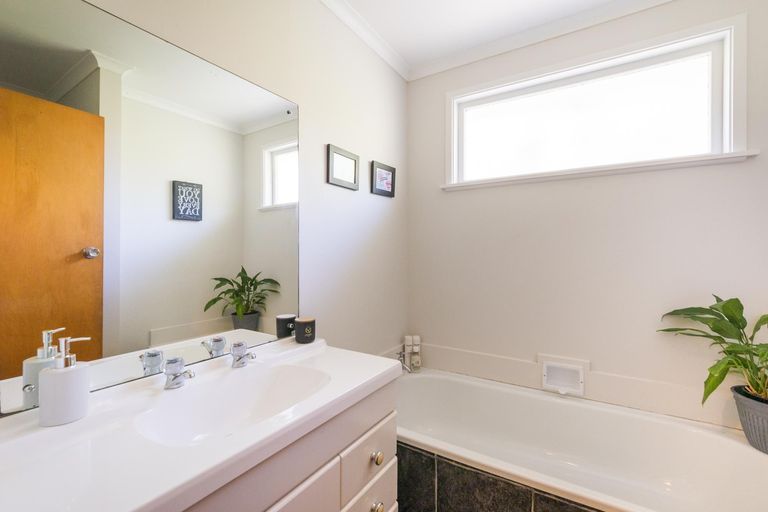 Photo of property in 104 Long Melford Road, Awapuni, Palmerston North, 4412