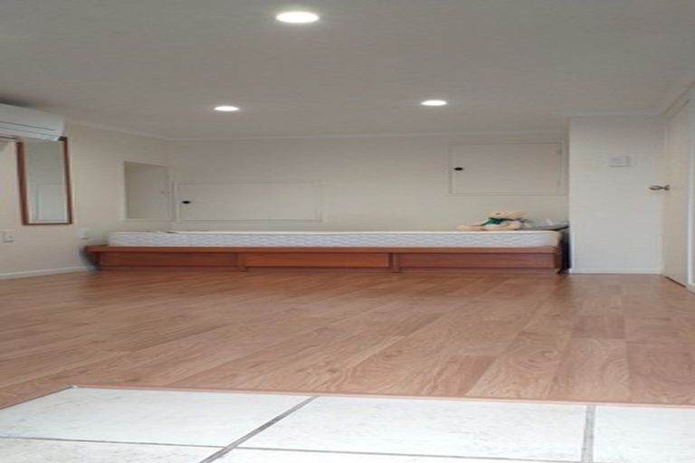 Photo of property in 2a Sunhaven Drive, Newlands, Wellington, 6037