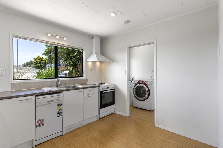 Photo of property in 1/19 Exeter Place, Unsworth Heights, Auckland, 0632
