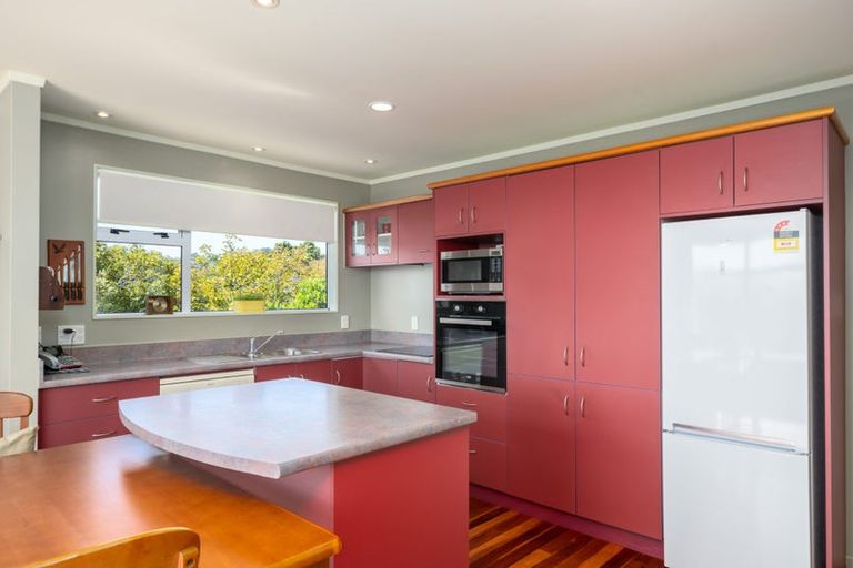 Photo of property in 2 Windermeer Grove, Churton Park, Wellington, 6037