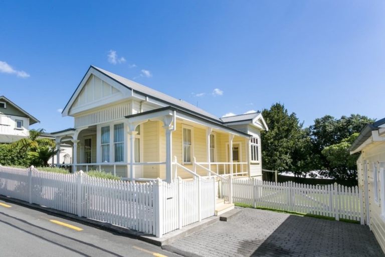 Photo of property in 31 Cameron Road, Bluff Hill, Napier, 4110