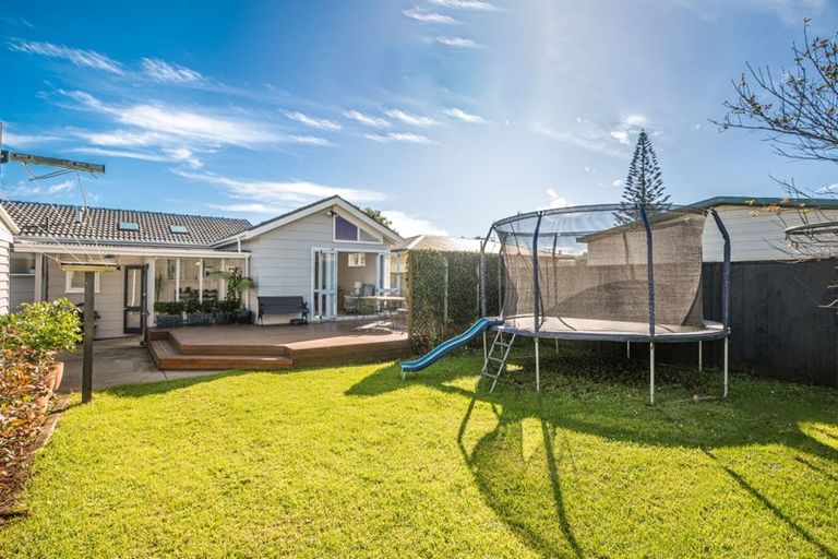 Photo of property in 10 Dalry Place, Mangere Bridge, Auckland, 2022