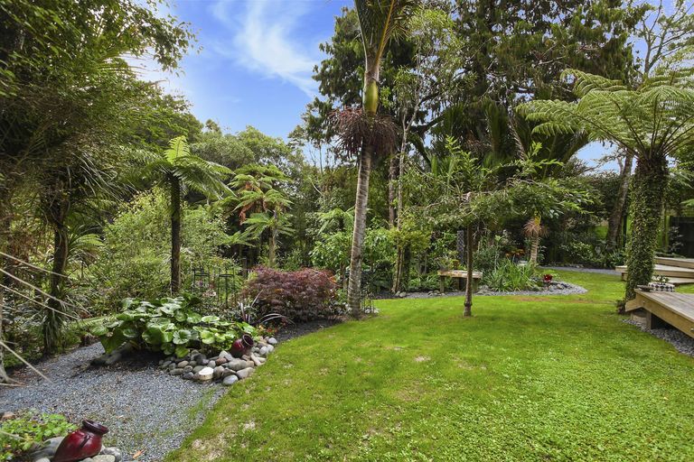 Photo of property in 50 Turanga Road, Henderson Valley, Auckland, 0612