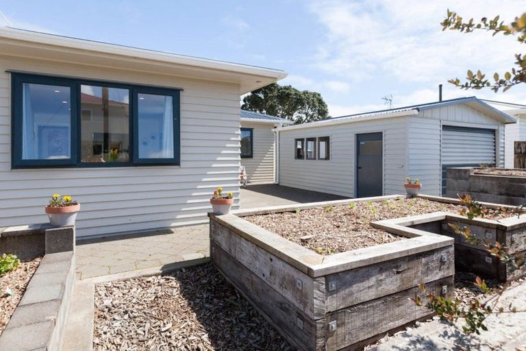 Photo of property in 17 York Crescent, Westown, New Plymouth, 4310