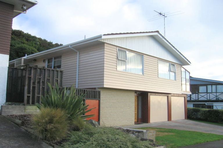 Photo of property in 18 Rembrandt Avenue, Tawa, Wellington, 5028