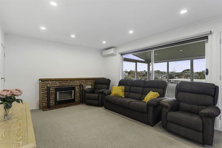Photo of property in 1/38 Weldene Avenue, Glenfield, Auckland, 0629