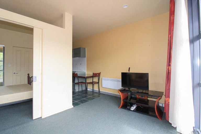 Photo of property in Atrium Towers, 6q/154 The Terrace, Wellington Central, Wellington, 6011