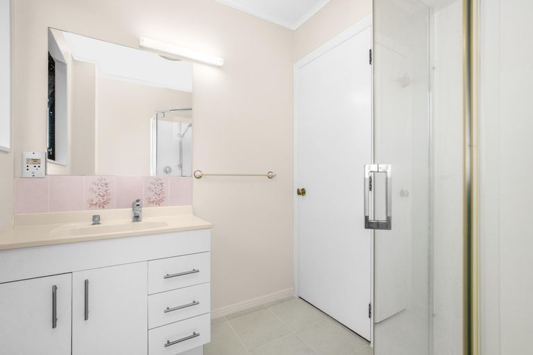 Photo of property in 8 Banksia Place, Goodwood Heights, Auckland, 2105