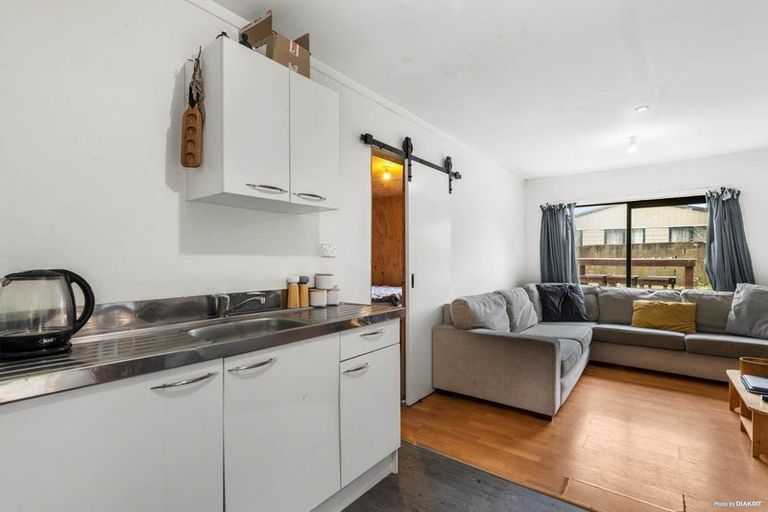 Photo of property in 21 Kelkirk Street, Kelston, Auckland, 0602