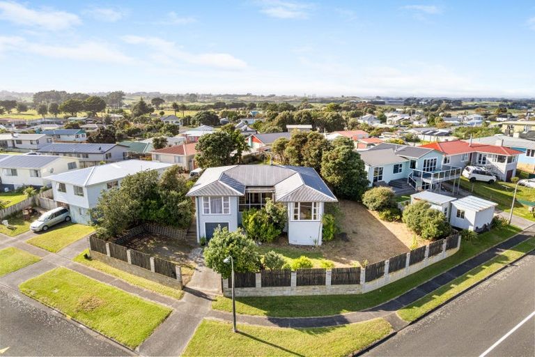 Photo of property in 6 Tainui Street, Castlecliff, Whanganui, 4501