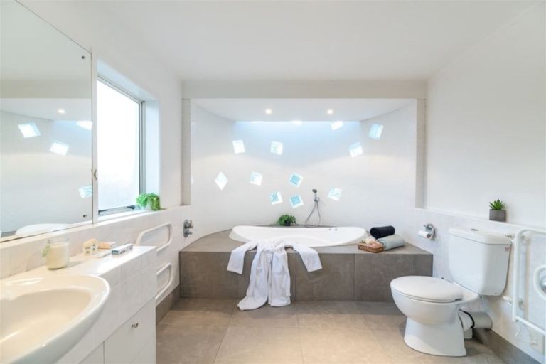 Photo of property in 13 Norwood Road, Bayswater, Auckland, 0622