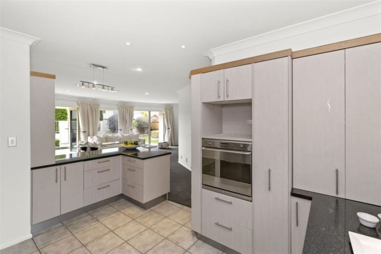 Photo of property in 8 Stableford Green, Burnside, Christchurch, 8053