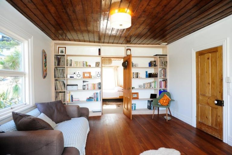 Photo of property in 20 Hawkhurst Road, Lyttelton, 8082