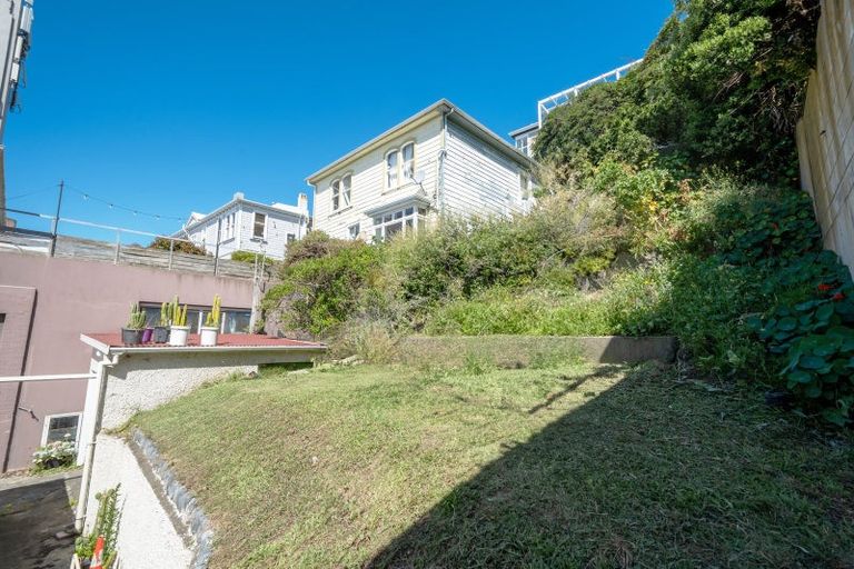 Photo of property in 230 Oriental Parade, Oriental Bay, Wellington, 6011