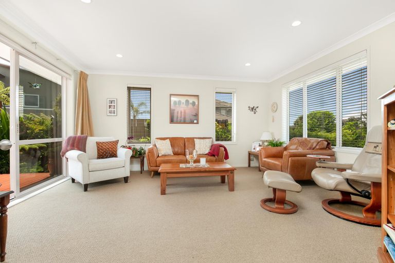 Photo of property in 14 Stranraer Crescent, Wattle Downs, Auckland, 2103