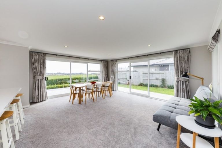 Photo of property in 11 Saint Heliers Grove, Fitzherbert, Palmerston North, 4410