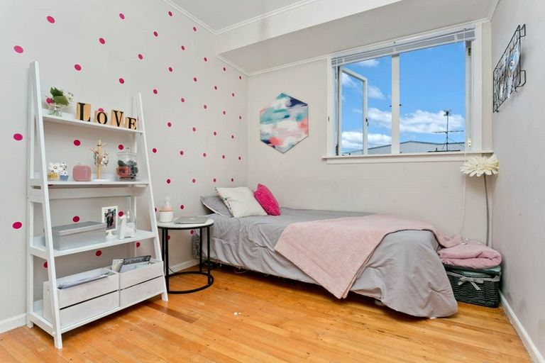 Photo of property in 4 Trinidad Road, Sunnynook, Auckland, 0620