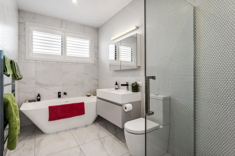 Photo of property in 15 Wrybill Way, Point Wells, 0986