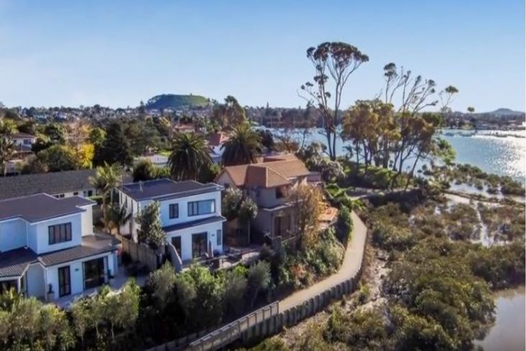 Photo of property in 27c Tamaki Bay Drive, Pakuranga, Auckland, 2010