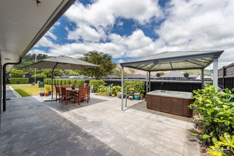 Photo of property in 33 Buddle Road, Wallaceville, Upper Hutt, 5018