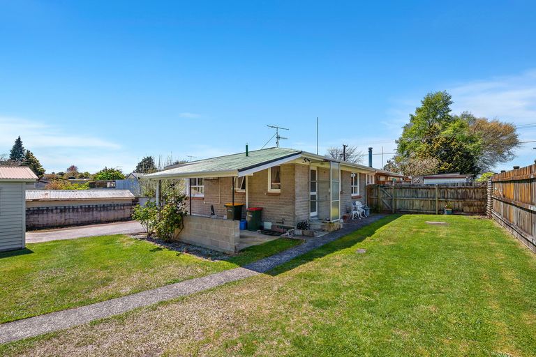Photo of property in 2/124 Koutu Road, Kawaha Point, Rotorua, 3010