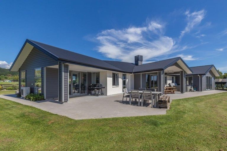 Photo of property in 441 Tararua Road, Levin, 5571