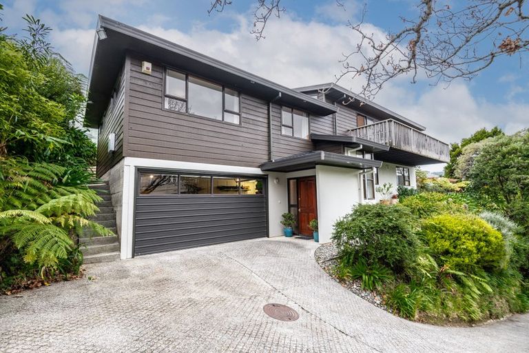 Photo of property in 16 Romney Square, Tawa, Wellington, 5028