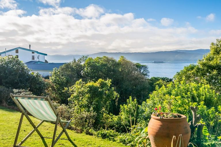 Photo of property in 46 Fortification Road, Karaka Bays, Wellington, 6022