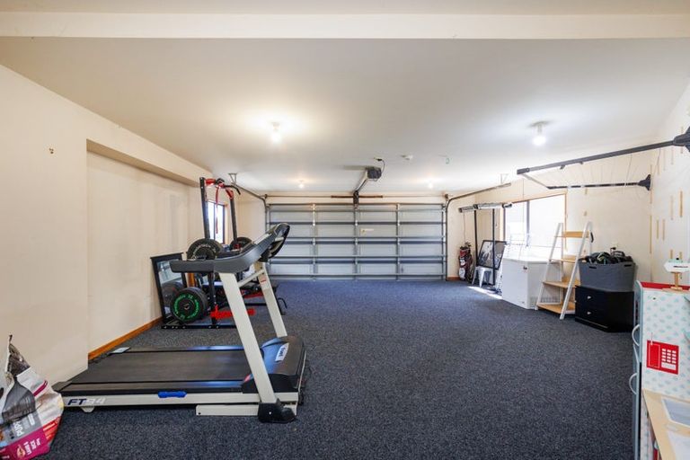 Photo of property in 33 Ruapehu Drive, Fitzherbert, Palmerston North, 4410