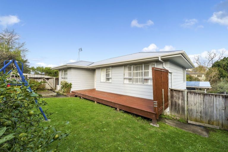 Photo of property in 69 Kemp Road, Massey, Auckland, 0614