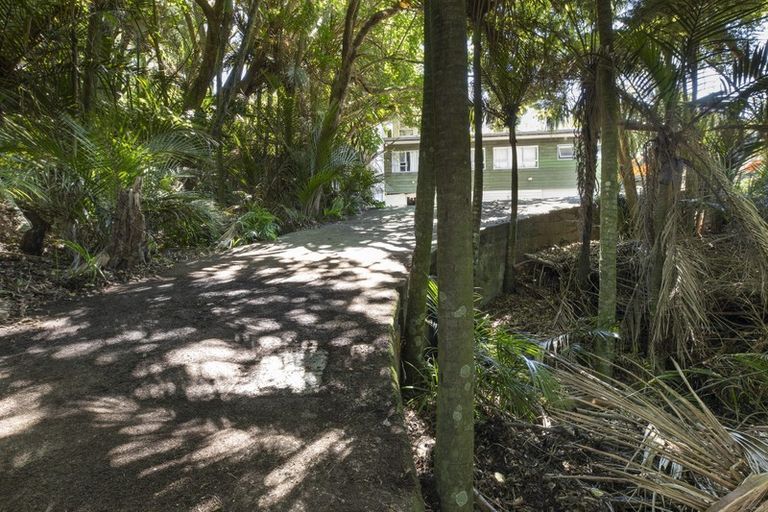 Photo of property in 323 Glenfield Road, Glenfield, Auckland, 0629