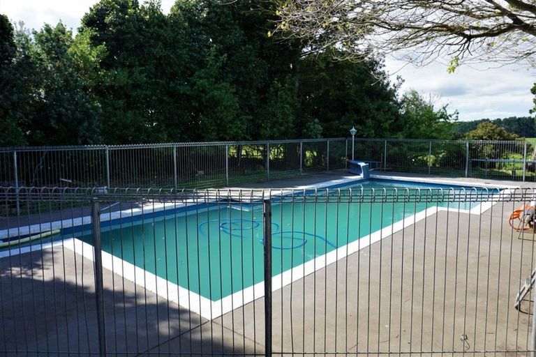 Photo of property in 82 Heatherlea West Road, Levin, 5575