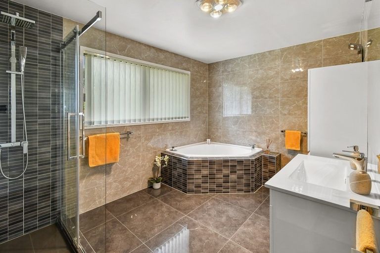 Photo of property in 14 Framalda Place, Conifer Grove, Takanini, 2112