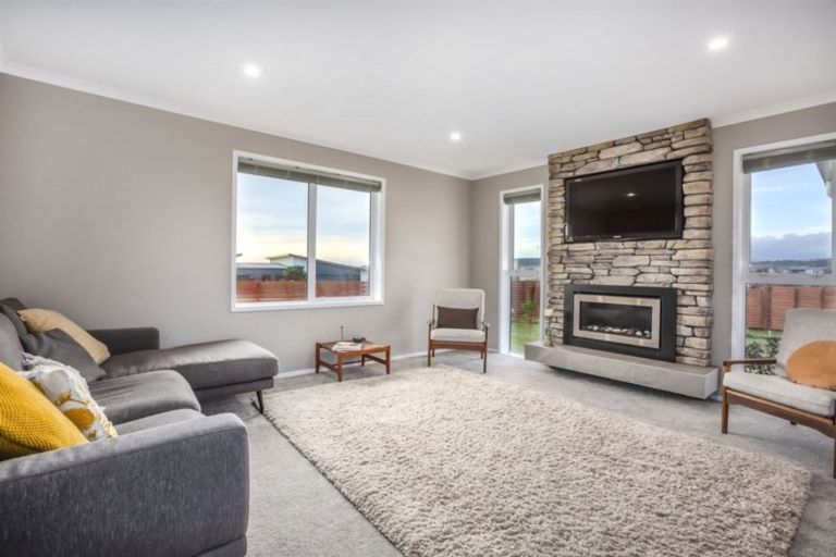 Photo of property in 2 Grace Cove, Aotea, Porirua, 5024