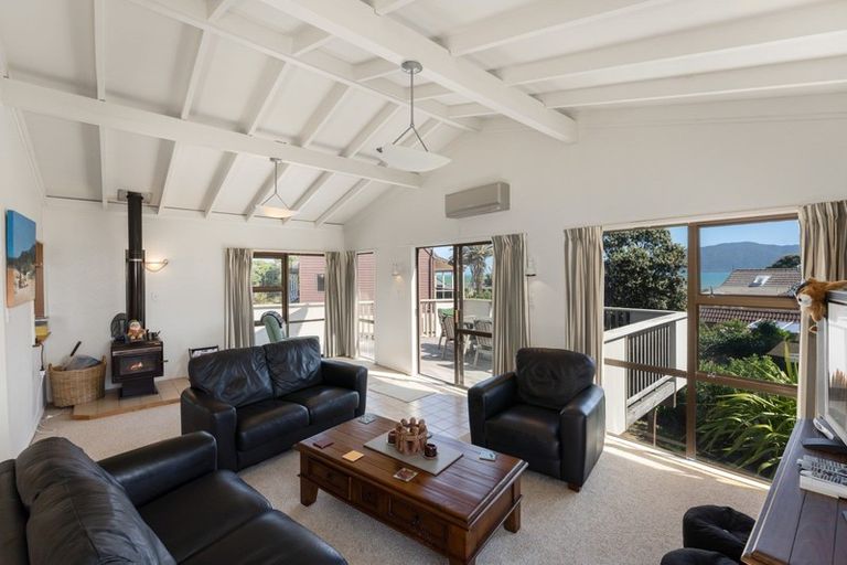 Photo of property in 33 Oratia Street, Waikanae Beach, Waikanae, 5036