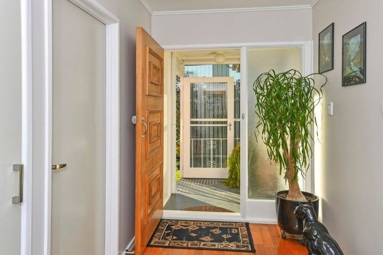 Photo of property in 5 Aplin Place, Birkdale, Auckland, 0626