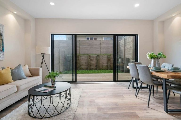 Photo of property in 7/200 Sunnynook Road, Totara Vale, Auckland, 0627