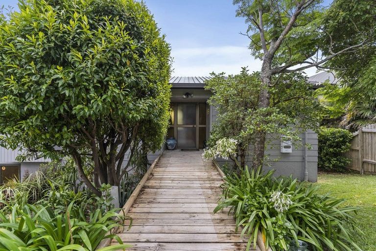 Photo of property in 5 Higham Ferrers Place, Red Beach, 0932