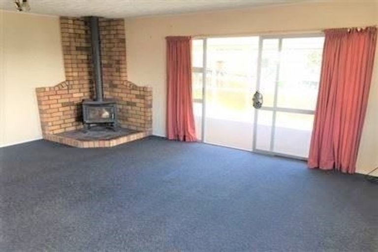 Photo of property in 5 Talavera Place, Te Atatu South, Auckland, 0602